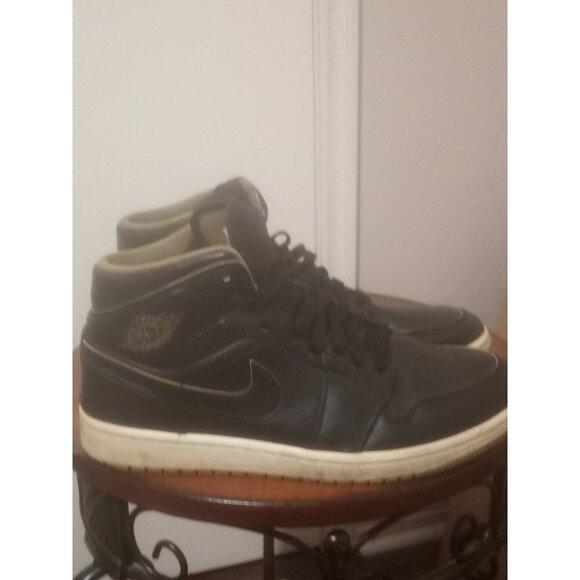 Mens Sz 9.5 Nike Air Jordan 1 Mid Retro \